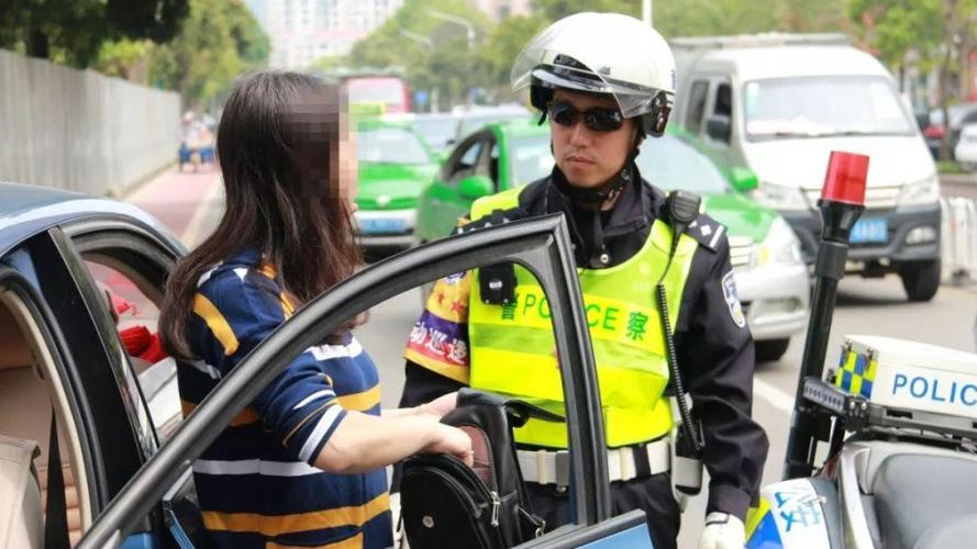 温州一女司机“神操作”惊呆交警，边抱孩子边开车, 你怎么看温州网红交警辞职事件铁骑和普通交警有什么区别 专柜