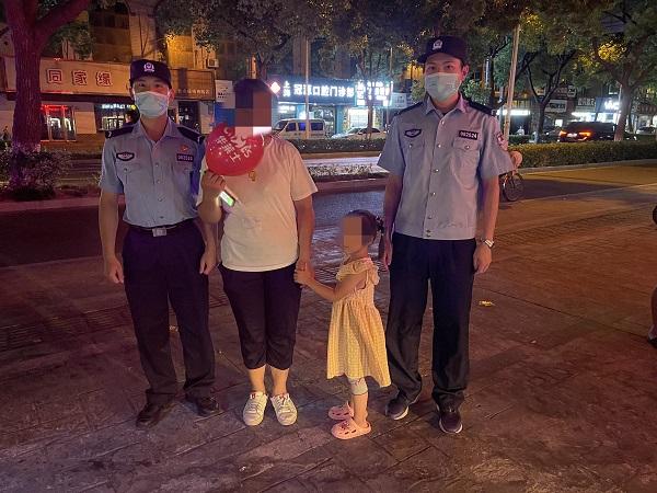 东方3岁女童景区走失，警方7小时后在人民医院附近宾馆内找回，现场控制4名可疑人员, 你怎么看景区10天走失45个娃儿青海失联女大学生遗骸被发现，是自杀还是意外死亡