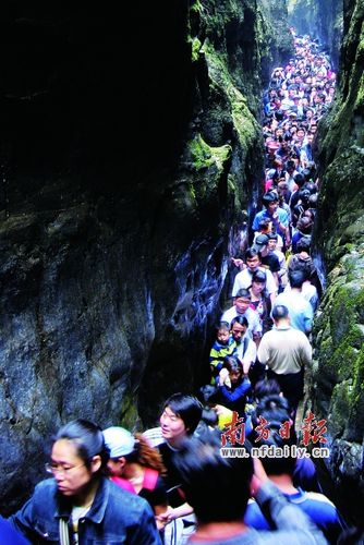 又一个十一黄金周即将过去，一些景区人满为患，你觉得十一该不该出游错峰游玩是什么意思“互联网＋”怎样助力假日出游 产品