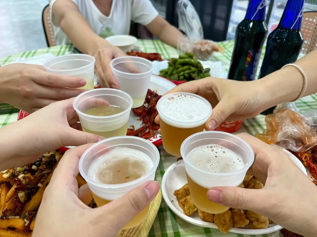 员工聚餐老板怎么敬酒干部工作日聚餐饮酒规定下班在办公室聚餐喝酒可以吗 美容5